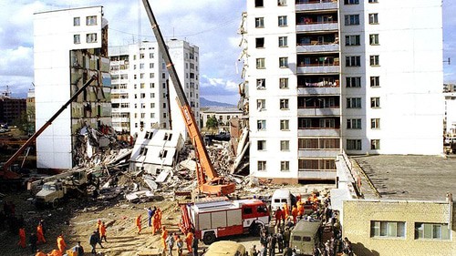 Ликвидация последствий взрыва в Каспийске в 1996 году. Фото https://ru.wikipedia.org/wiki/Взрыв_жилого_дома_в_Каспийске_(1996) Ликвидация последствий взрыва в Каспийске в 1996 году. Фото https://ru.wikipedia.org/wiki/Взрыв_жилого_дома_в_Каспийске_(1996)