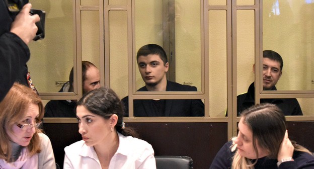 Самир Ибрагимов, Хидирнеби Казуев и Габибула Халдузов в зале суда. Фото Константина Волгина для "Кавказского узла"
