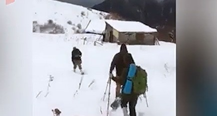Абхазские спасатели и туристы из Москвы в Хашупсинском каньоне. Кадр видео КREN.tv https://ren.tv/news/v-mire/774845-rossiiskikh-turistov-v-abkhazii-vyzvolili-iz-snezhnoi-lovushki Абхазские спасатели и туристы из Москвы в Хашупсинском каньоне. Кадр видео КREN.tv https://ren.tv/news/v-mire/774845-rossiiskikh-turistov-v-abkhazii-vyzvolili-iz-snezhnoi-lovushki