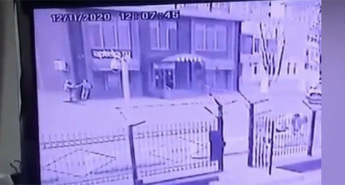 Кадр видеозаписи момента взрыва у отдела ФСБ в Карачаево-Черкесии https://www.vesti.ru/article/2498022 Кадр видеозаписи момента взрыва у отдела ФСБ в Карачаево-Черкесии https://www.vesti.ru/article/2498022