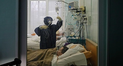 Медицинский работник возле пациента. Ноябрь 2020 года. Фото: REUTERS/Anton Vaganov Медицинский работник возле пациента. Ноябрь 2020 года. Фото: REUTERS/Anton Vaganov