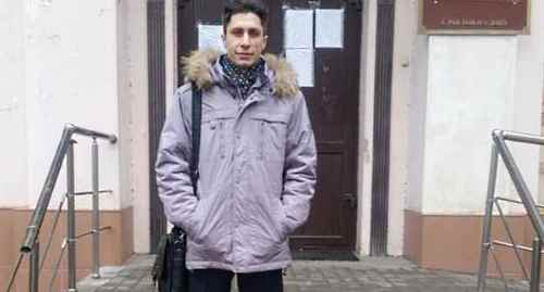 Руслан Алыев у здания суда. Фото предоставлено "Кавказскому узлу" Кристиной Алыевой 
