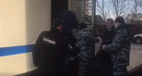 Подозреваемого сажают в автозак. 15 декабря 2020 года. Фото: пресс-служба Следственного комитета России https://kuban.sledcom.ru/ Подозреваемого сажают в автозак. 15 декабря 2020 года. Фото: пресс-служба Следственного комитета России https://kuban.sledcom.ru/