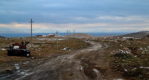 Армянский танк, подбитый на въезде в Джебраил. Фото Азиза Каримова для "Кавказского узла" Армянский танк, подбитый на въезде в Джебраил. Фото Азиза Каримова для "Кавказского узла"