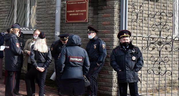 Полицейские у входа в Южный окружной военный суд, ноябрь 2020 года. Фото Константина Волгина для "Кавказского узла"
