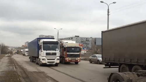 Фуры протестующих дальнобойщиков в Волгограде. Скриншот видео https://youtu.be/SjCnyTbO0Go Фуры протестующих дальнобойщиков в Волгограде. Скриншот видео https://youtu.be/SjCnyTbO0Go