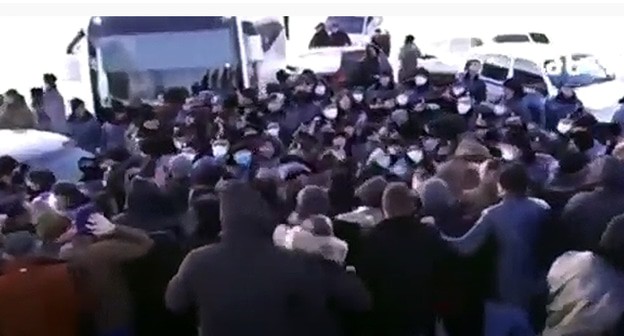 Стычка между сотрудниками полиции и протестующими на трассе в Сюникской области Армении. Кадр видео 
Zara M_ https://www.youtube.com/watch?v=t8kItiZvjP0&feature=emb_logo