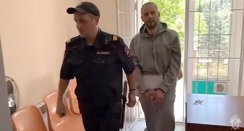 Сотрудник полиции и Сослан Созанов. Кадр видео Следственного комитета https://www.youtube.com/watch?v=pHANdDUJy0w&feature=emb_logo Сотрудник полиции и Сослан Созанов. Кадр видео Следственного комитета https://www.youtube.com/watch?v=pHANdDUJy0w&feature=emb_logo