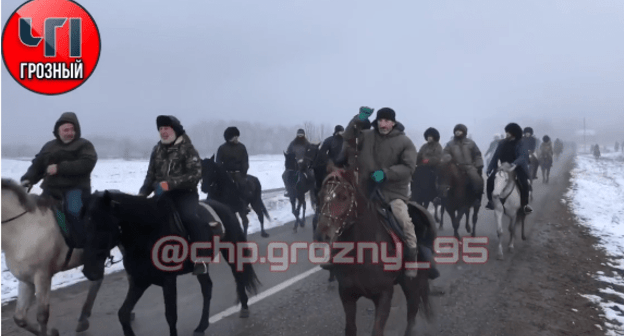 Скриншот видео конного похода к могиле Абдулака Анзорова, https://www.instagram.com/p/CJAHGJpnRra/