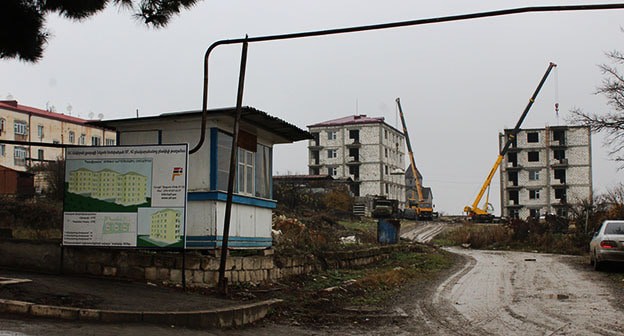 В городе Аскеране продолжается строительство жилого квартала. Строительство началось до обострения конфликта. Аскеранский район. Нагорный Карабах. 25декабря 2020 г. Фото Алвард Григорян для "Кавказского узла"
