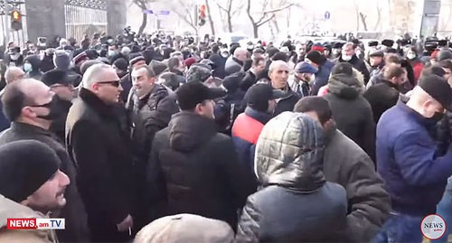 Участники акции протеста в Ереване. 28 декабря 2020 года. Кадр видео News.am https://www.youtube.com/watch?v=zRAZ3IhCUPM&feature=emb_title Участники акции протеста в Ереване. 28 декабря 2020 года. Кадр видео News.am https://www.youtube.com/watch?v=zRAZ3IhCUPM&feature=emb_title