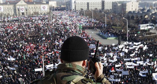Сотрудник силовых структур во время акции. Грозный. Фото: REUTERS/Eduard Korniyenko Сотрудник силовых структур во время акции. Грозный. Фото: REUTERS/Eduard Korniyenko