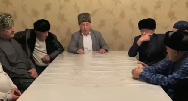 Кадр видеообращения Тимурзиевых и Султыговых, опубликованного на Facebook. https://www.facebook.com/ramzan.sultygov/posts/933609963710259
