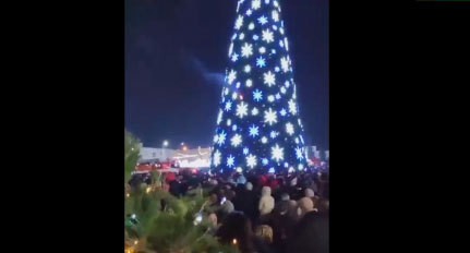 Ликвидация возгорания елки на центральной площади Дербента 31.12.2020. Кадр видео 360tv https://360tv.ru/news/proisshestviya/glavnaja-elka-derbenta-zadymilas-vo-vremja-saljuta-video/ Ликвидация возгорания елки на центральной площади Дербента 31.12.2020. Кадр видео 360tv https://360tv.ru/news/proisshestviya/glavnaja-elka-derbenta-zadymilas-vo-vremja-saljuta-video/