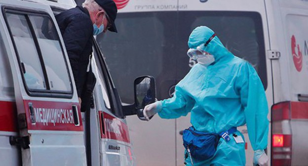 Медицинский работник и пациент. Фото: REUTERS/Maxim Shemetov