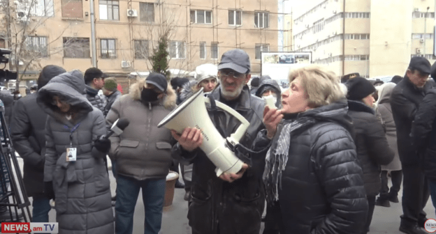 Акция протеста у здания Минюста в Ереване 8 января 2020 года. Стоп-кадр прямой трансляции: https://youtu.be/qqWnPEPSIc4