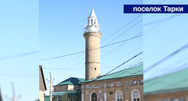 Мечеть в поселке Тарки. Стоп-кадр видео на странице мэра Махачкалы Салмана Даддаева: https://www.instagram.com/p/CJvo_A3oFKz/
