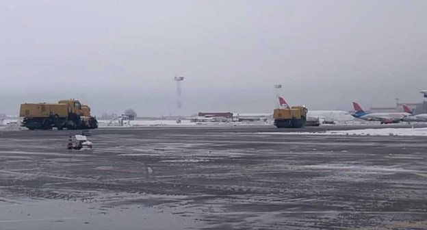 Снегопад в аэропорту. Кадр видео mymsk.online
 https://yandex.ru/efir?stream_id=4f244986c691045f93d9c0b7c047a08a