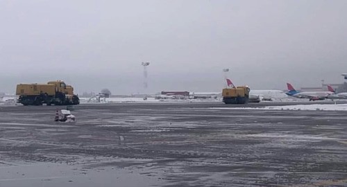 Снегопад в аэропорту. Кадр видео mymsk.online
 https://yandex.ru/efir?stream_id=4f244986c691045f93d9c0b7c047a08a