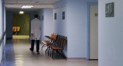 Врач в больничном коридоре. Фото Нины Тумановой для "Кавказского узла" Врач в больничном коридоре. Фото Нины Тумановой для "Кавказского узла"