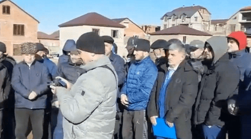 Жители Ленинкента на сходе. Кадр видео "Обращение жителей поселка Ленинкент к главе Р.Д" https://www.youtube.com/watch?v=ZBVpu6_5exw Жители Ленинкента на сходе. Кадр видео "Обращение жителей поселка Ленинкент к главе Р.Д" https://www.youtube.com/watch?v=ZBVpu6_5exw