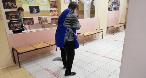 Уборка школьного коридора. Фото Нины Тумановой для "Кавказского узла" Уборка школьного коридора. Фото Нины Тумановой для "Кавказского узла"