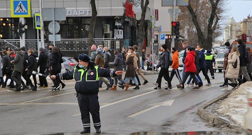 Шествие в поддержку Навального на улицах Краснодара. 31 января 2021 г. Фото Анны Грицевич для "Кавказского узла" Шествие в поддержку Навального на улицах Краснодара. 31 января 2021 г. Фото Анны Грицевич для "Кавказского узла"