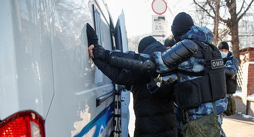 Сотрудники полиции задерживают участника акции в поддержку Навального. 2 февраля 2021 г. Фото: REUTERS/Maxim Shemetov Сотрудники полиции задерживают участника акции в поддержку Навального. 2 февраля 2021 г. Фото: REUTERS/Maxim Shemetov