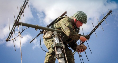 Военный на учениях войск радиоэлектронной борьбы. Фото пресс-службы МО России https://мультимедиа.минобороны.рф/multimedia/photo/gallery.htm?id=37345@cmsPhotoGallery Военный на учениях войск радиоэлектронной борьбы. Фото пресс-службы МО России https://мультимедиа.минобороны.рф/multimedia/photo/gallery.htm?id=37345@cmsPhotoGallery