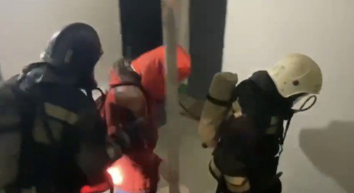 Эвакуация жильцов во время пожара. Фото: ГУ МЧС России по Волгоградской области Эвакуация жильцов во время пожара. Фото: ГУ МЧС России по Волгоградской области