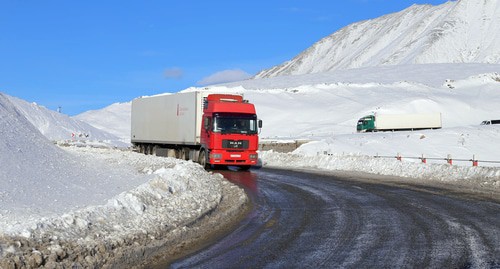 Грузовая машина в горах. Фото пресс-службы Дорожного департамента Грузии. https://www.facebook.com/georoad.ge/photos/a.462194443854662/4851142531626476/