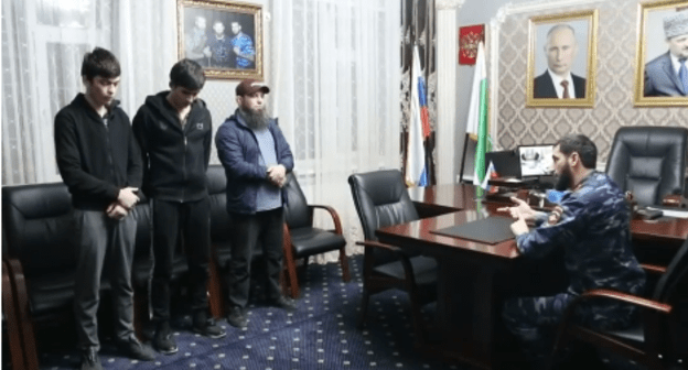 Глава ОВД по Гудермесскому району проводит беседу с тремя жителями Чечни. Стоп-кадр видео https://www.instagram.com/p/CLRRpZWqi35/