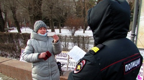Тамара Гродникова общается с полицейским. Волгоград, 14 февраля 2021 года. Фото Вячеслава Ященко для "Кавказского узла".