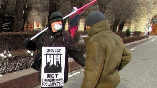 Прохожий спорит с пикетчиком Владимиром Васильченко. Волгоград, 14 февраля 2021 года. Фото Вячеслава Ященко для "Кавказского узла".