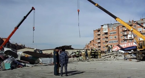 Спецтехника на месте взрыва во Владикавказе. Кадр видео "Кавказского узла"https://www.youtube.com/watch?v=MhIKSG7OZVs&feature=emb_logo Спецтехника на месте взрыва во Владикавказе. Кадр видео "Кавказского узла"https://www.youtube.com/watch?v=MhIKSG7OZVs&feature=emb_logo