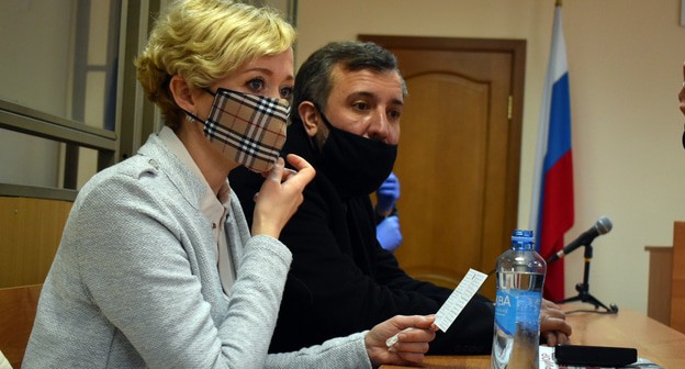 Анастасия Шевченко с адвокатом в зале суда. Фото Константина Волгина для "Кавказского узла"
