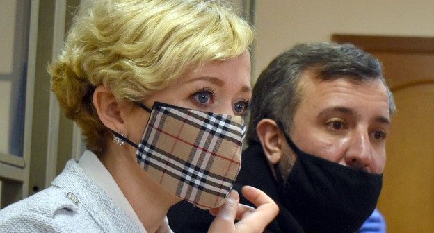 Анастасия Шевченко с адвокатом в зале суда. Фото Константина Волгина для "Кавказского узла"
