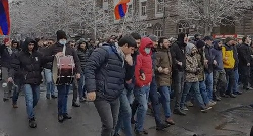 Участники акции протеста в Ереване 23.02.2021. Кадр видео РИА https://ria.ru/20210220/erevan-1598388031.html