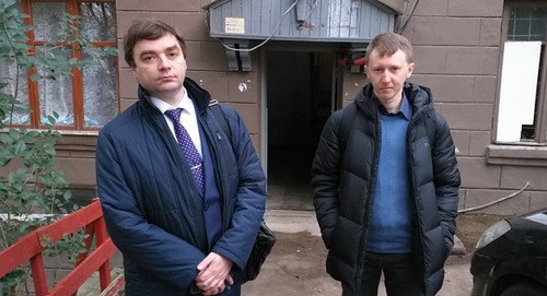 Адвокат Александр Попков и Семен Симонов возле суда. Фото предоставлено "Кавказскому узлу" Семеном Симоновым. Адвокат Александр Попков и Семен Симонов возле суда. Фото предоставлено "Кавказскому узлу" Семеном Симоновым.