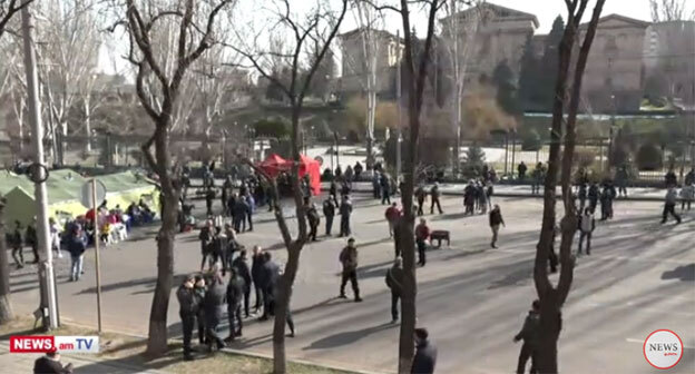 Участники акции протеста в Ереване. 28 февраля 2021 года. Кадр видео News.am https://www.youtube.com/watch?v=uIdbyx5EcQQ&feature=emb_title