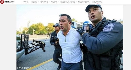 Сотрудники полиции задерживают Ниямеддина Ахмедова. Фото: скриншот Meydan.TV Сотрудники полиции задерживают Ниямеддина Ахмедова. Фото: скриншот Meydan.TV