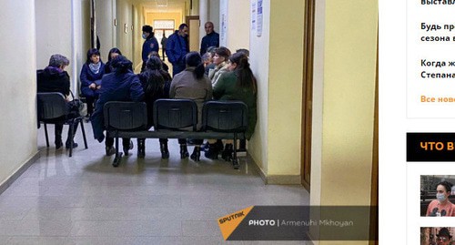 Жители Гюмри в здании областной администрации в Гюмри. 3 марта 2021 г. Скриншот https://ru.armeniasputnik.am/society/20210303/26669919/Aktsiya-protesta-v-Gyumri-rodstvenniki-plennykh-perekryli-vkhody-v-oblastnuyu-administratsiyu.html Жители Гюмри в здании областной администрации в Гюмри. 3 марта 2021 г. Скриншот https://ru.armeniasputnik.am/society/20210303/26669919/Aktsiya-protesta-v-Gyumri-rodstvenniki-plennykh-perekryli-vkhody-v-oblastnuyu-administratsiyu.html