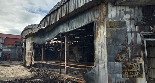 Сгоревший павильон на Качинском рынке. Фото Вячеслава Ященко для "Кавказского узла" Сгоревший павильон на Качинском рынке. Фото Вячеслава Ященко для "Кавказского узла"