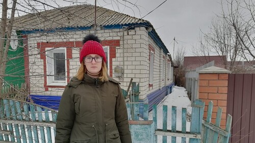 Жительница Урюпинска Виктория Скороходова на фоне нового дома, который планировала купить с посощью кредитного кооператива. Фото предоставлено Викторией Скороходовой Жительница Урюпинска Виктория Скороходова на фоне нового дома, который планировала купить с посощью кредитного кооператива. Фото предоставлено Викторией Скороходовой