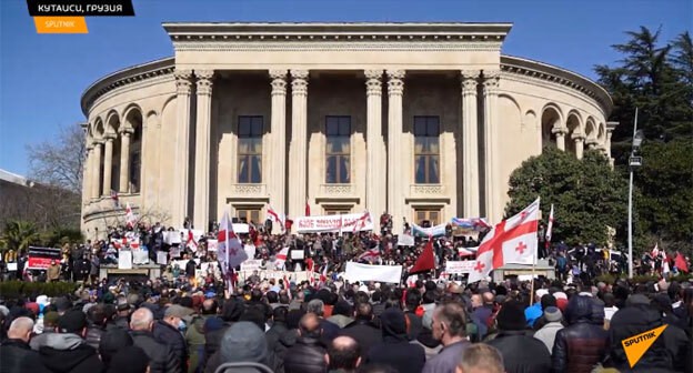 Участники акции протеста в Кутаиси. 14 марта 2021 года. Кадр видео Sputnik Georgia https://www.youtube.com/watch?v=_PYMxCHzptg