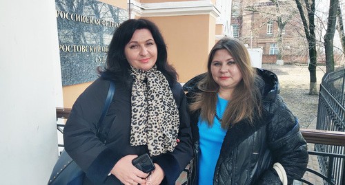 Юлия Резникова (слева) и Диана Ефимченко у Ростовского облсуда. Фото Константина Волгина для "Кавказского узла" Юлия Резникова (слева) и Диана Ефимченко у Ростовского облсуда. Фото Константина Волгина для "Кавказского узла"