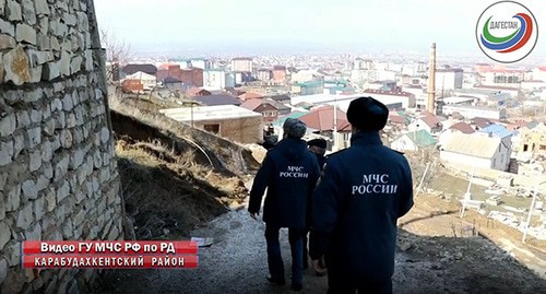 Сотрудники МЧС на месте оползневой зоны Карабудахкентском районе. Скриншот видео https://www.rgvktv.ru/proisshestviya/71590 Сотрудники МЧС на месте оползневой зоны Карабудахкентском районе. Скриншот видео https://www.rgvktv.ru/proisshestviya/71590