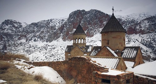 Монастырь Нораванк под Джермуком. Фото lj-user dementievskiy. https://ru.wikipedia.org/wiki/Джермук Монастырь Нораванк под Джермуком. Фото lj-user dementievskiy. https://ru.wikipedia.org/wiki/Джермук
