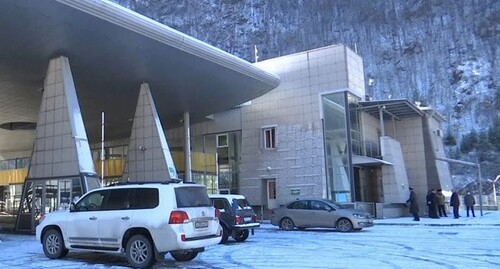 Контрольно-пропускной пункт "Верхний Ларс". Фото: скриншот видео "iRYSTON TV" https://www.youtube.com/watch?v=yRe8d4AzTnQ Контрольно-пропускной пункт "Верхний Ларс". Фото: скриншот видео "iRYSTON TV" https://www.youtube.com/watch?v=yRe8d4AzTnQ