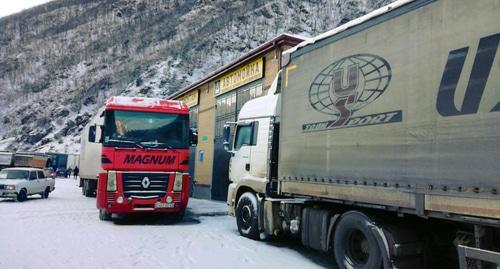 Фуры на КПП "Верхний Ларс". Фото Эммы Марзоевой для "Кавказского узла" Фуры на КПП "Верхний Ларс". Фото Эммы Марзоевой для "Кавказского узла"